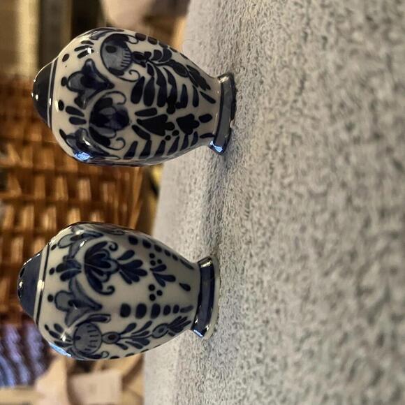 From Holland Blue‎ and white delft small salt and pepper - Picture 1 of 9